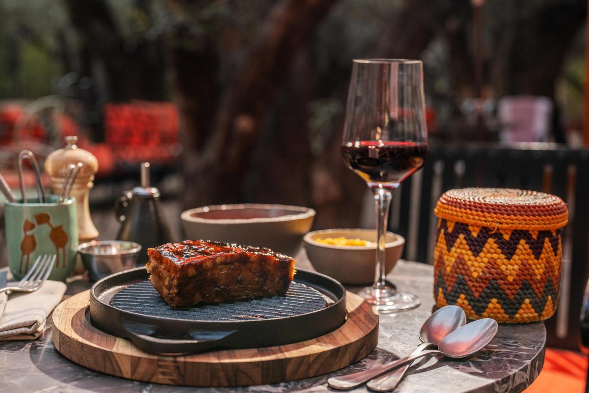 Hotel Rosewood San Paolo Esterno foto A steak at the restaurant