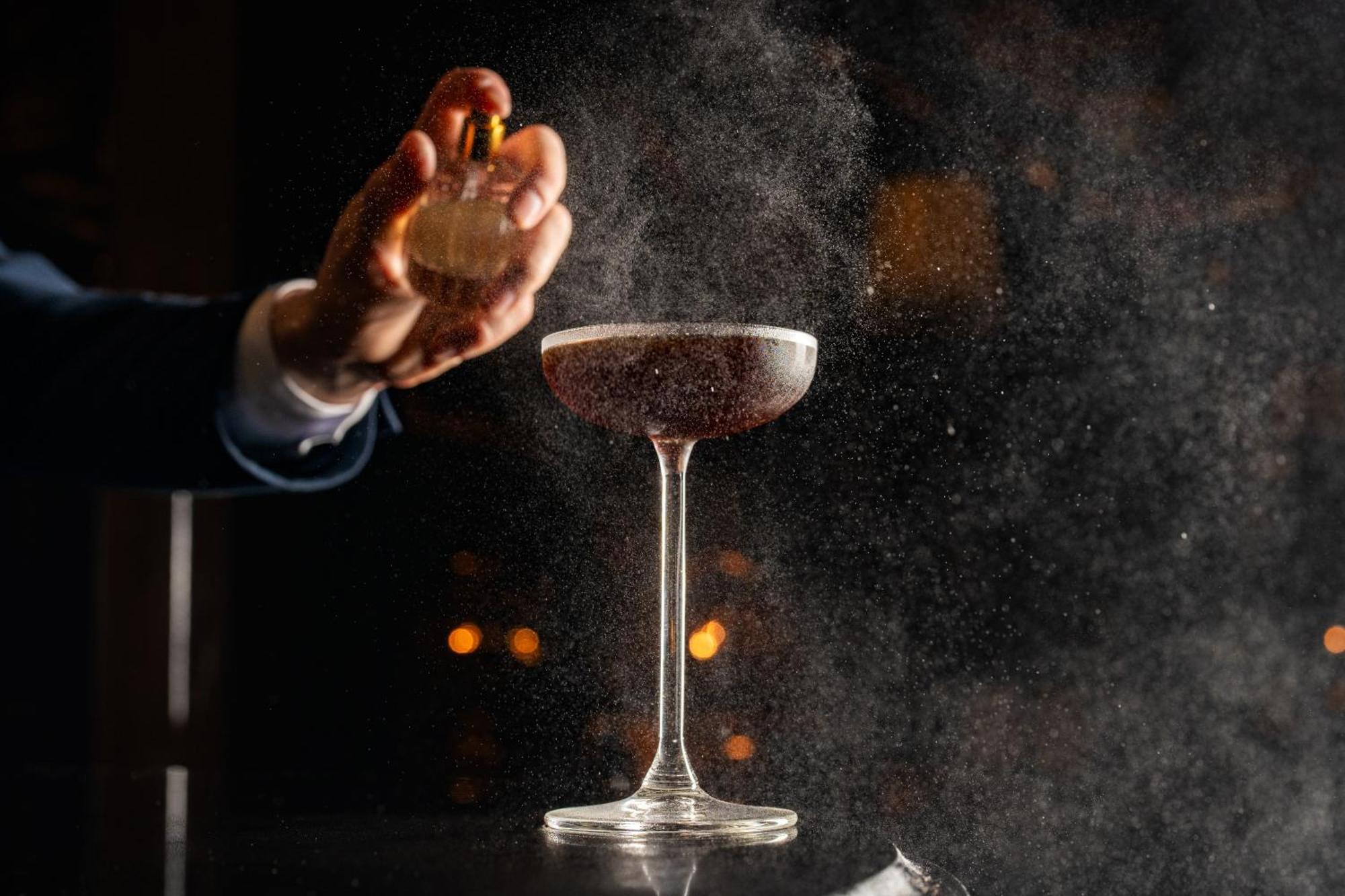 Hotel Rosewood San Paolo Esterno foto A bartender dusting a cocktail with ground nutmeg